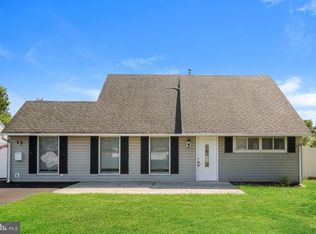 15 Mintleaf Rd, Levittown, PA 19056