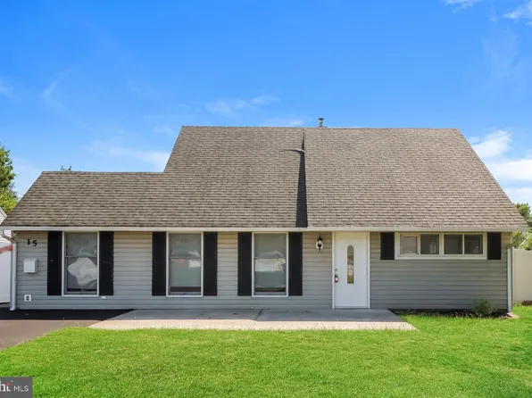 15 Mintleaf Rd, Levittown, PA 19056
