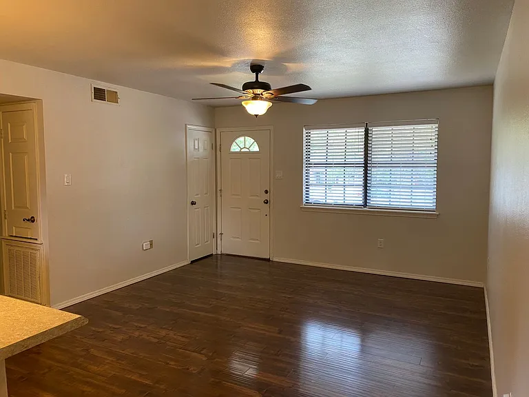 606 Shadow Dr — Photo 2