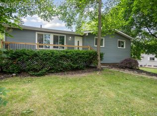 2844 Rose Center Rd, Highland, MI 48356