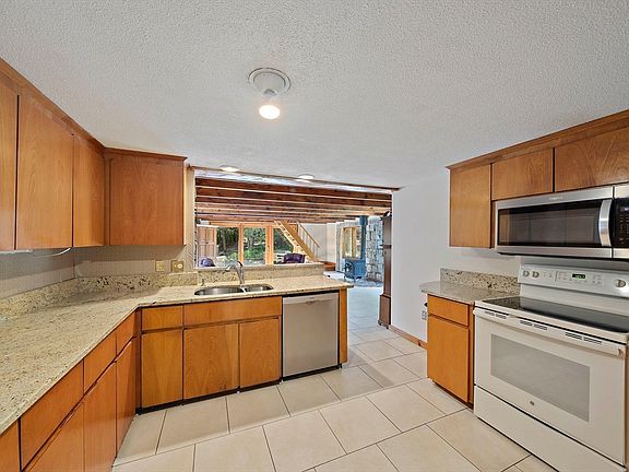 5th image of 46 Tower Hill Dr