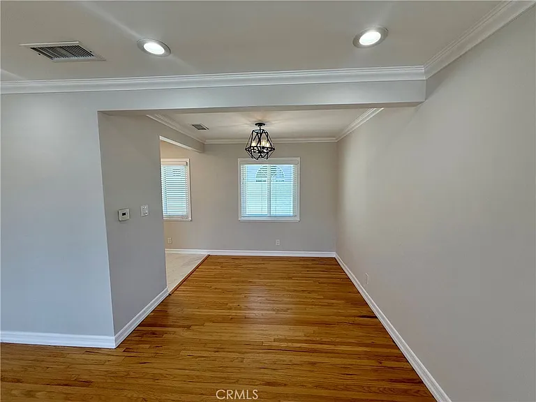 517 Blossom Ln — Photo 3