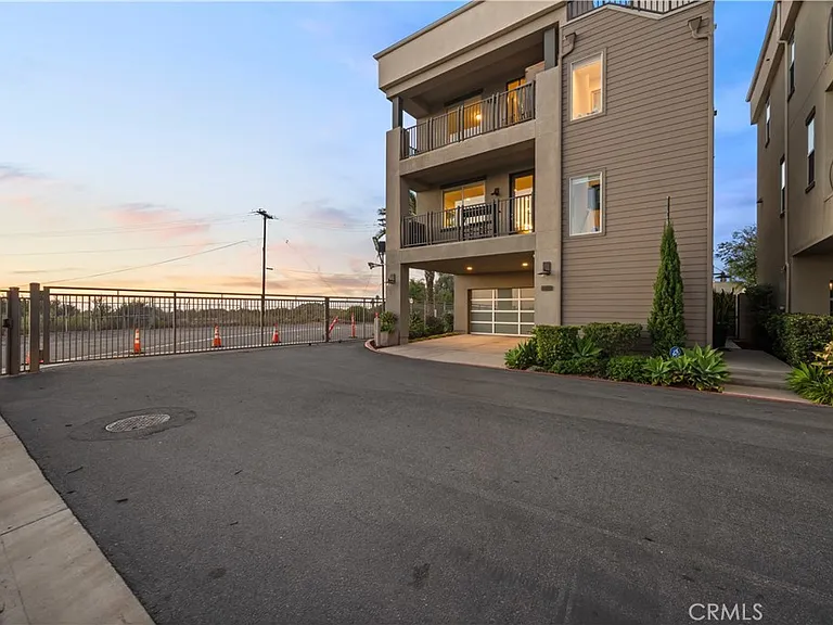 1068 Hampton Dr — Photo 5