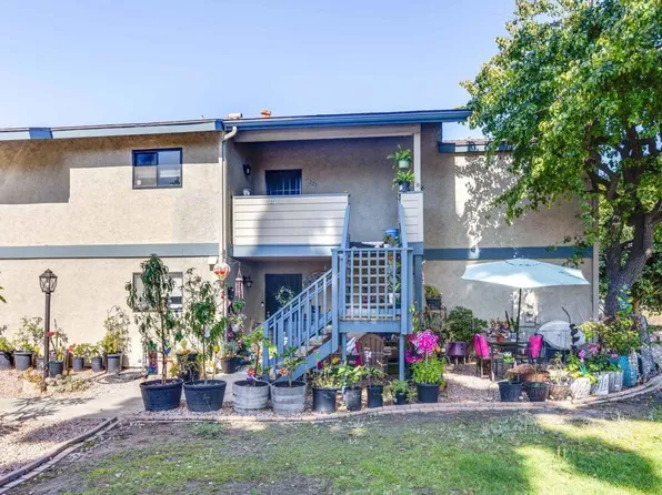 221 Stage Coach Rd, Oceanside, CA 92057