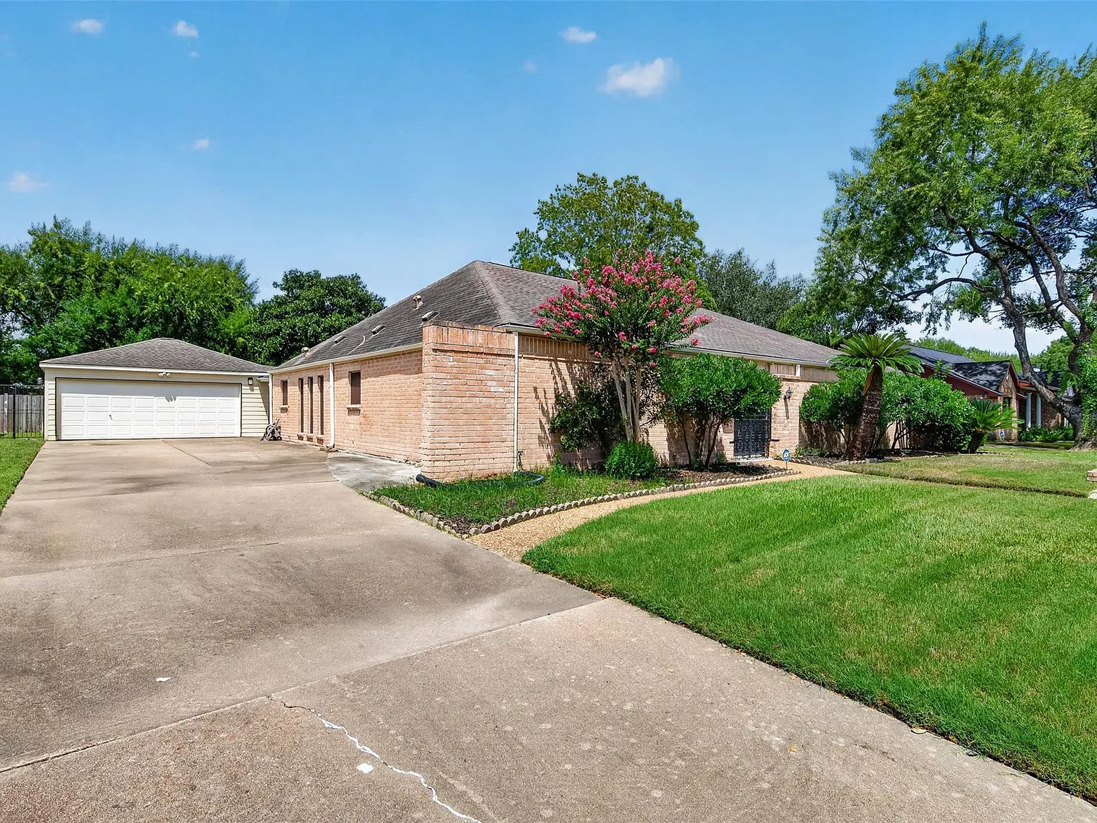 4 bed, 2.5 bath, 2714 sqft, $3,000 — Photo 2
