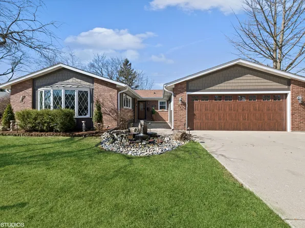 924 N Topanga Dr, Palatine, IL 60074