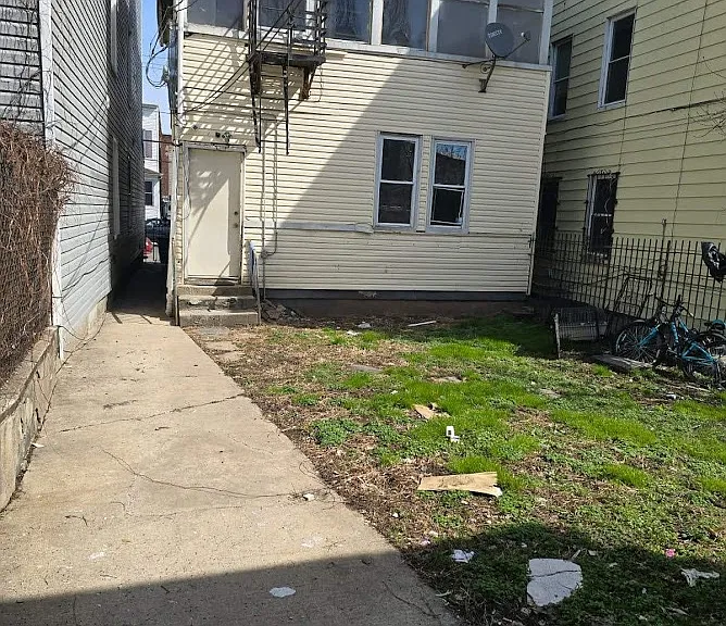 142 Inslee Pl #2R1 — Photo 2