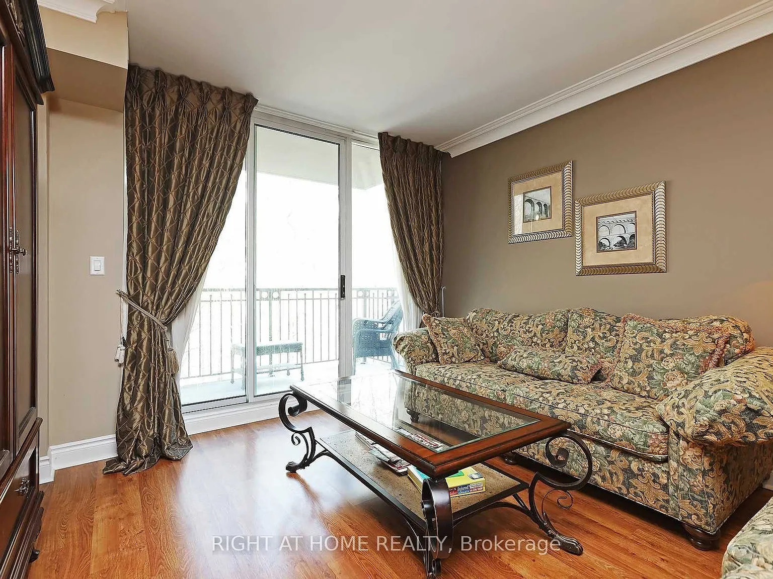 38 William Carson Cres — Photo 3