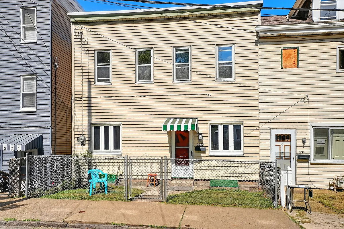 Building Photo - 3225 Mary St