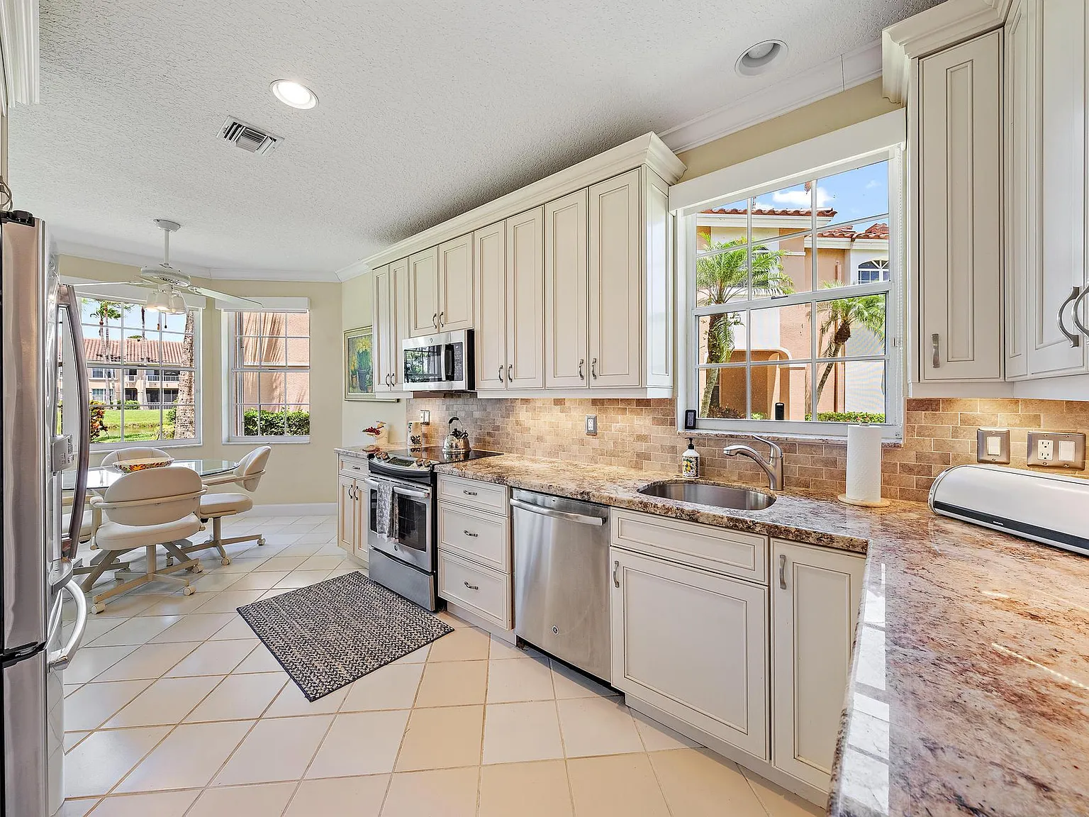 3 bed, 2.0 bath, 1912 sqft, $8,000 — Photo 4