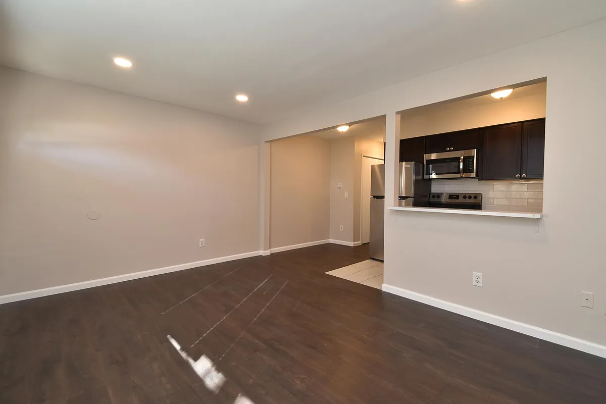 Building Photo - 2241 Woodward Hts #203
