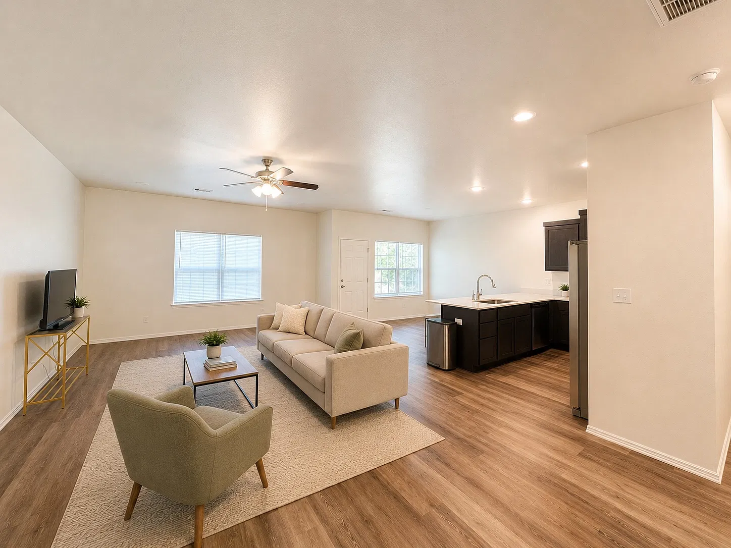 4 bed, 2030 sqft, $3,200 — Photo 2