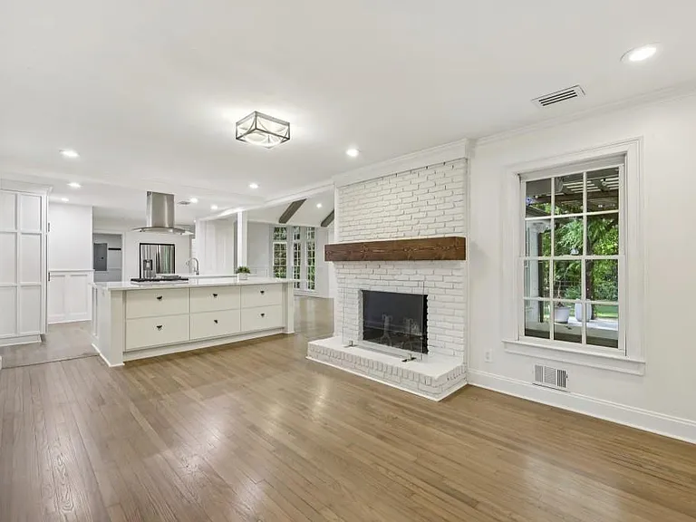 1905 Gainsborough Dr — Photo 18