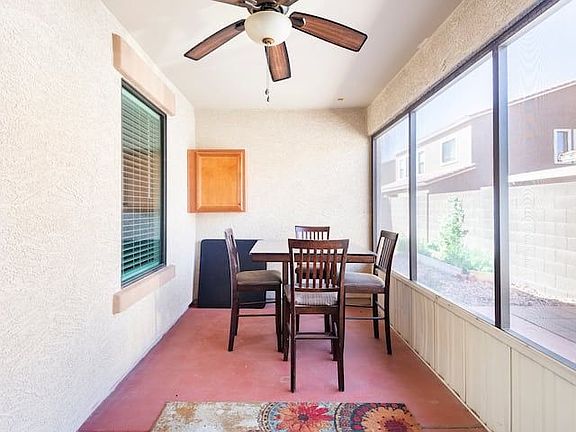 Perfect area for breakfasts, dinners, or game nights!