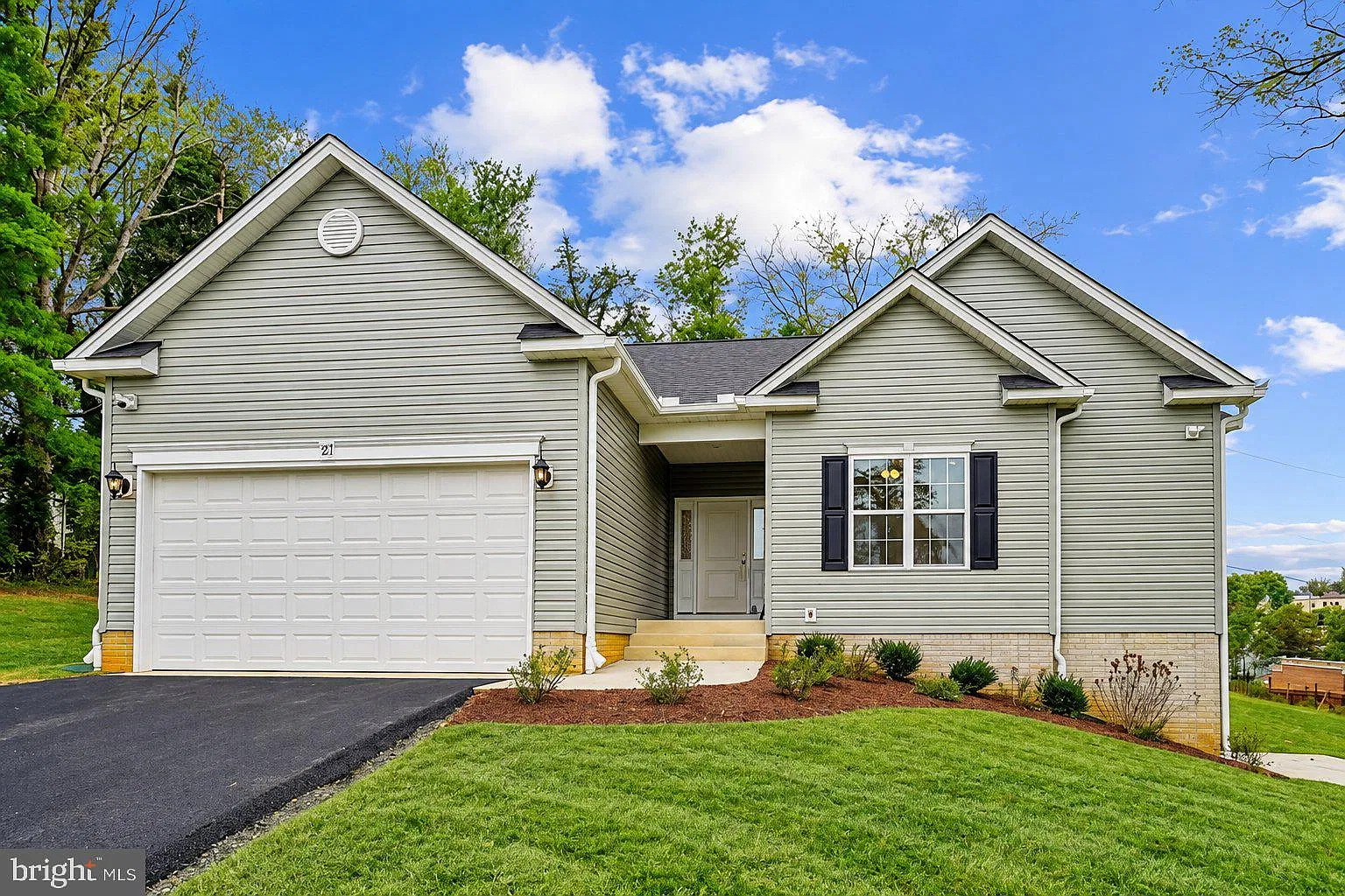 4 bed, 3.0 bath, 2800 sqft, $4,200 — Photo 1