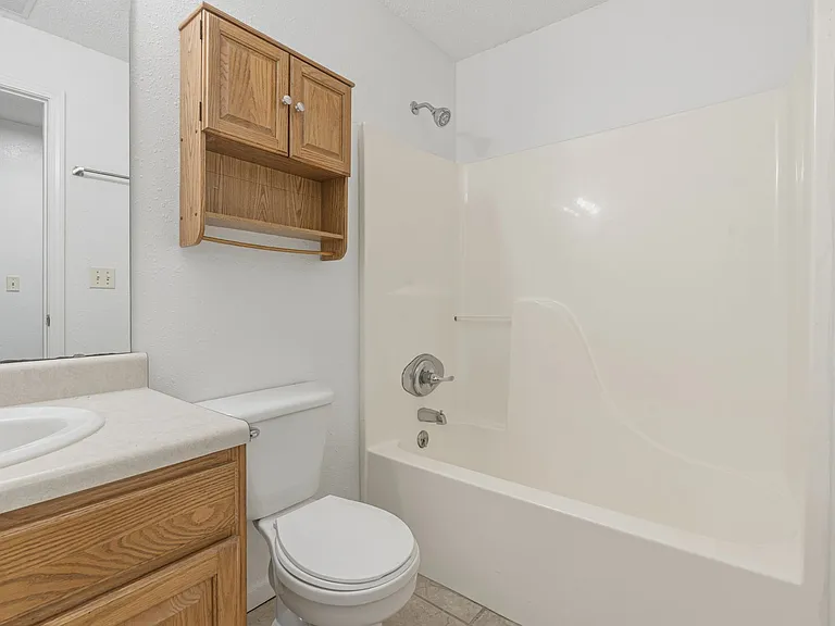 Mid-Town Apartments — Photo 45