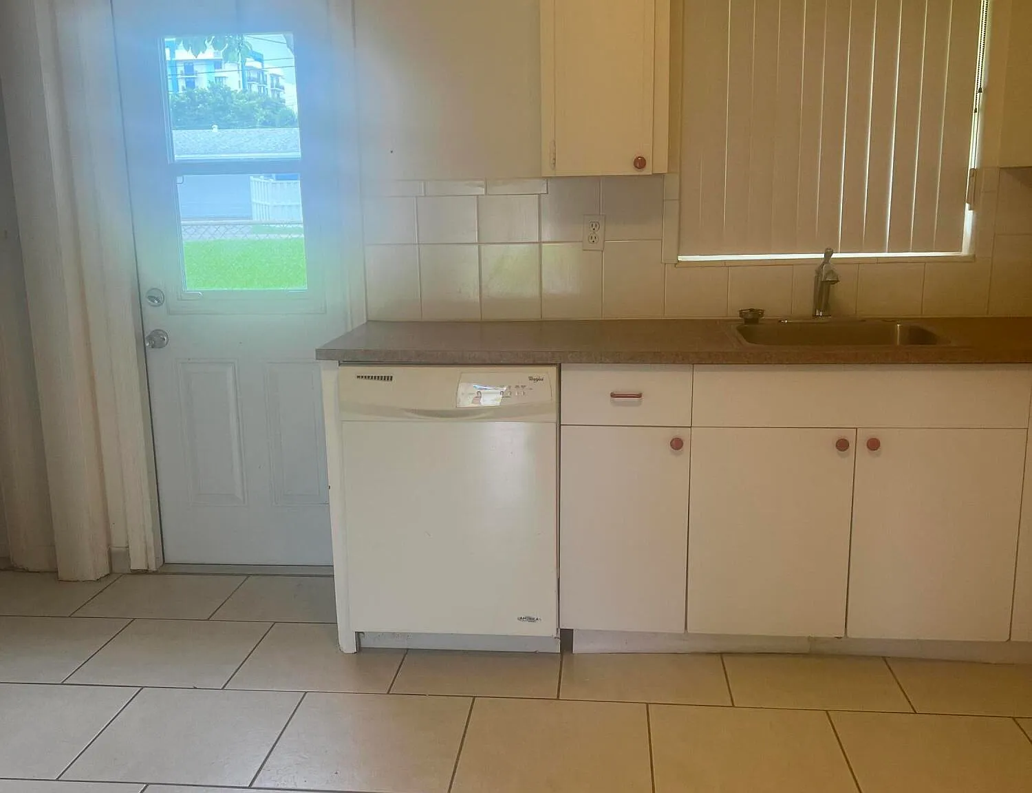 3 bed, 2.0 bath, 2020 sqft, $2,550 — Photo 4