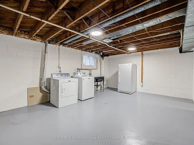 25 Abinger Cres — Photo 34