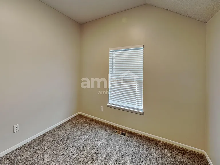 643 E Apache St — Photo 18