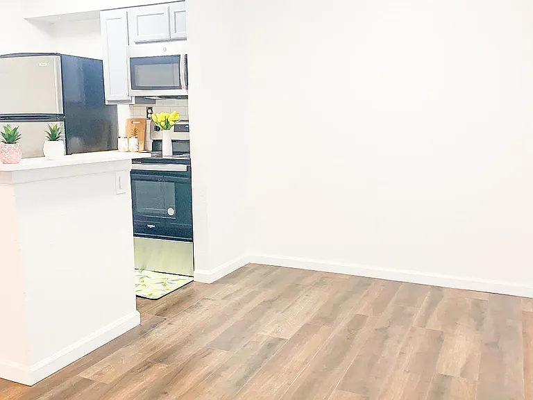 200 E Courtland Pl #10 — Photo 2