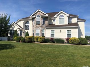 20 Redwood Ln, Miller Place, NY