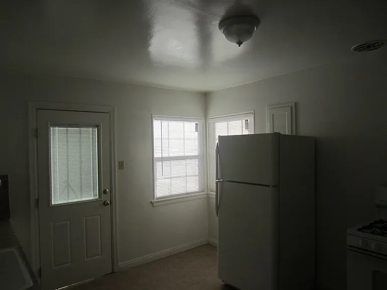 1319-1325 E Phillips St — Photo 6