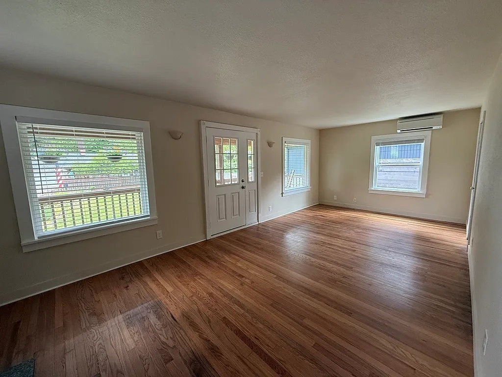 3 bed, 1258 sqft, $2,600 — Photo 2