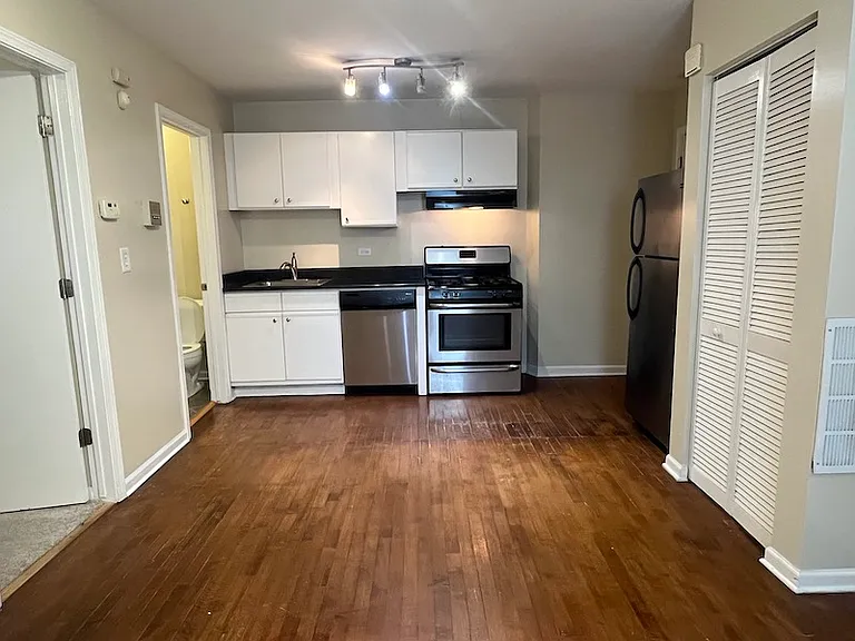 3240 N Clark St #2M — Photo 2