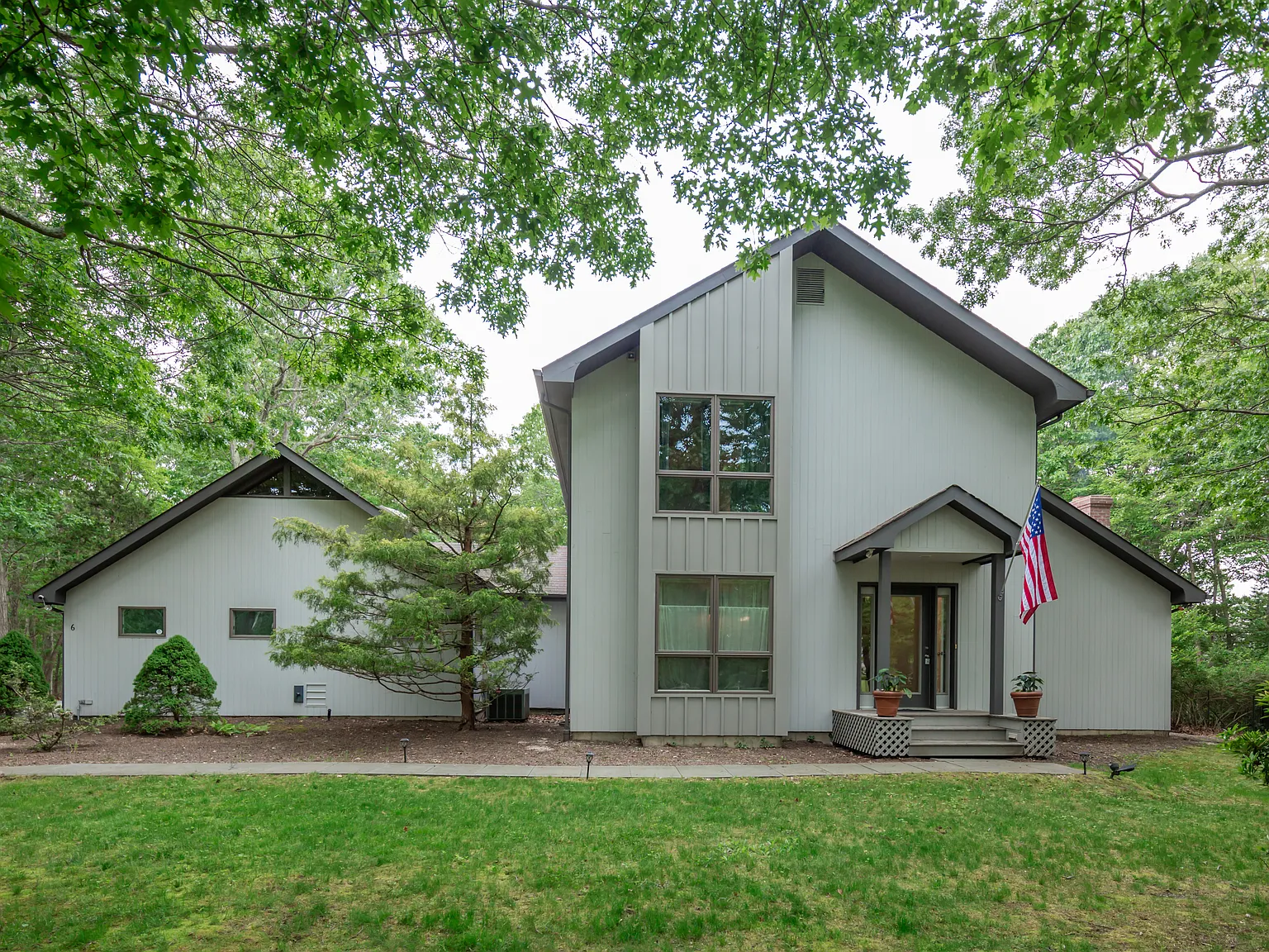 Pristine Contemporary with heated pool on a private acre — Photo 1