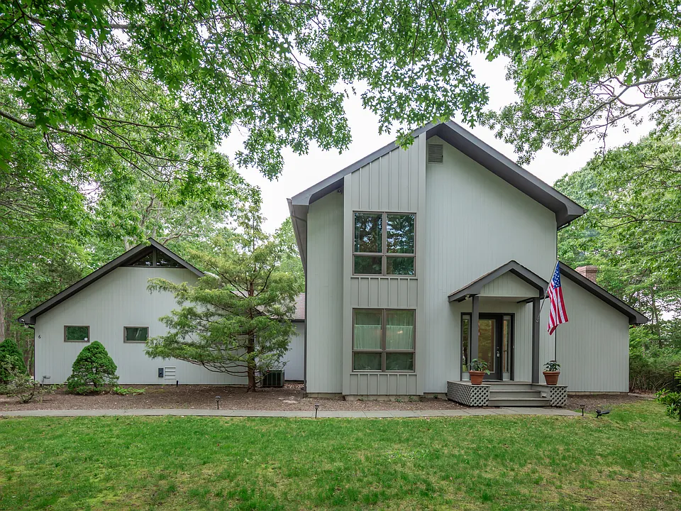 6 Woodcrest Dr