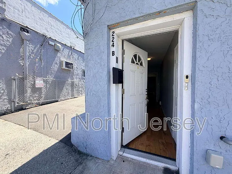 224 Macarthur Ave #B — Photo 16
