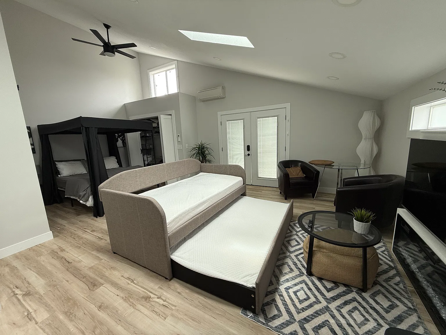 Studio, 414 sqft, $1,875 — Photo 4