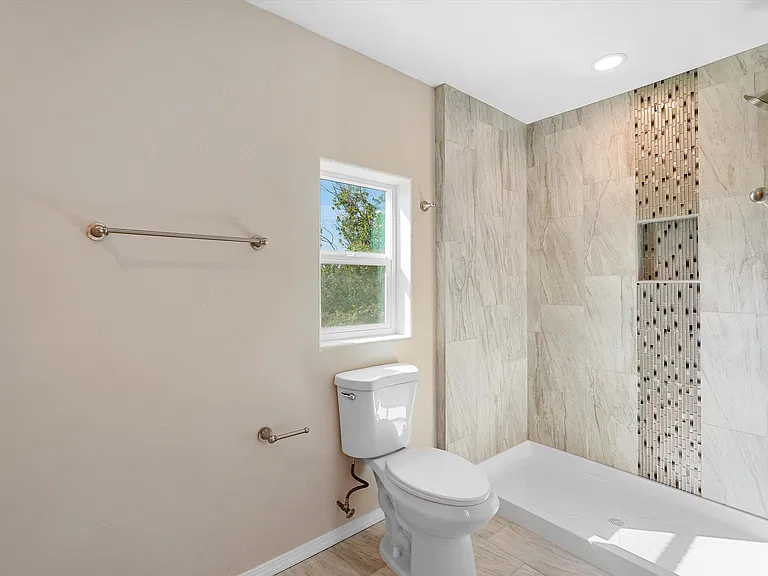 915 Kinley Ave NW — Photo 32