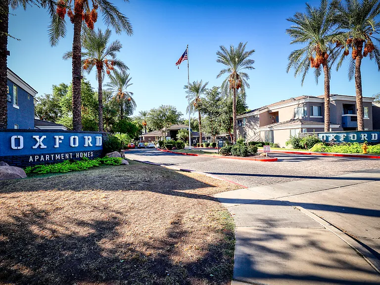 Oxford Apartments — Photo 11