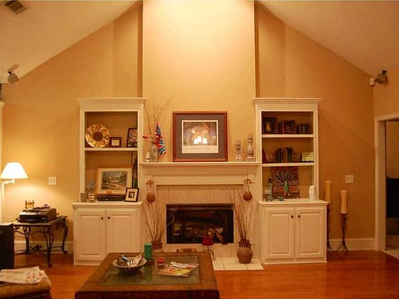 OPEN Familyroom with Firepla