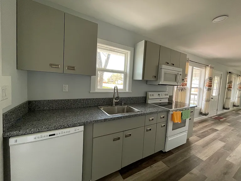 305 W 23rd St — Photo 11