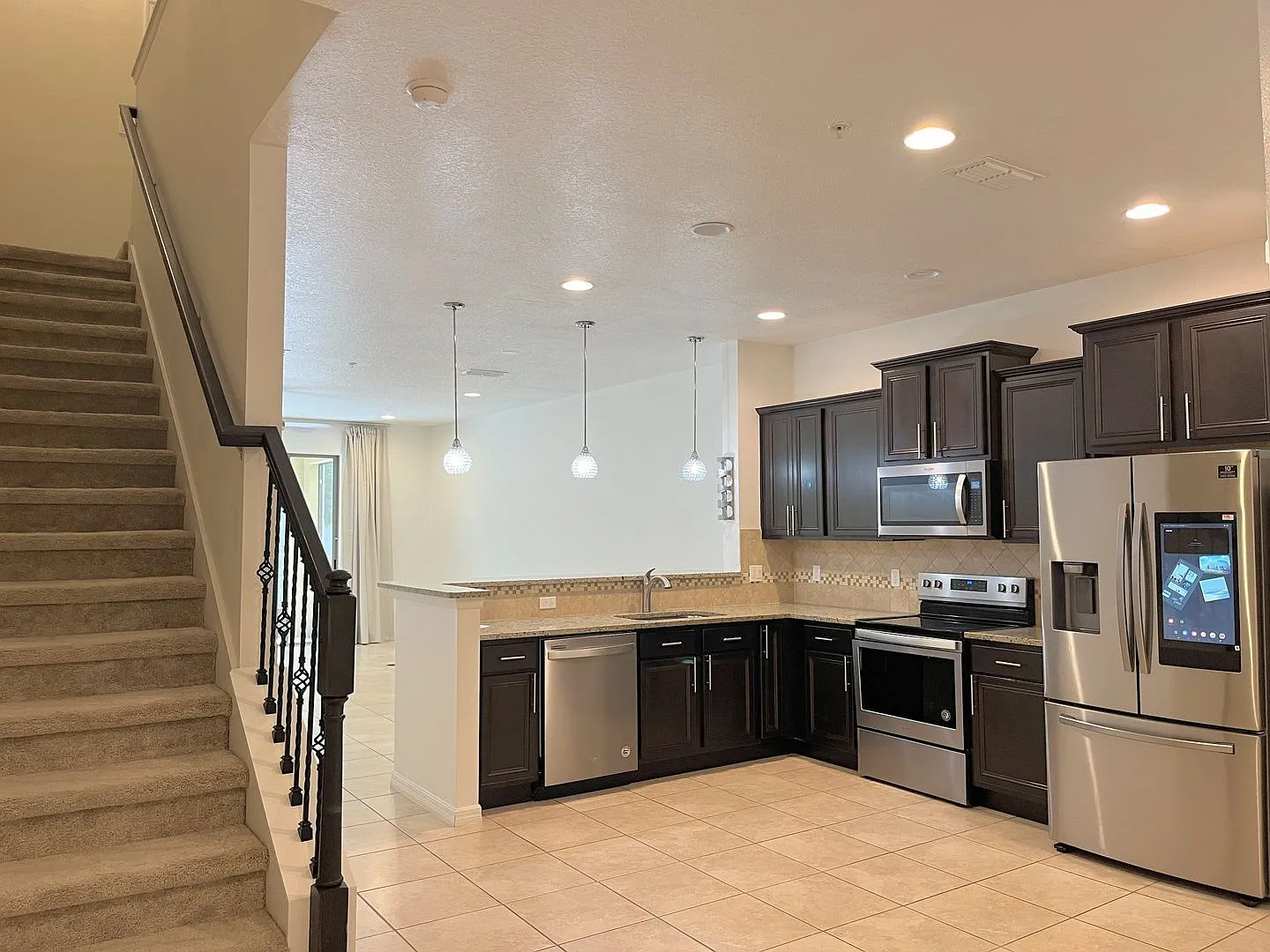 3 bed, 2.0 bath, 1708 sqft, $2,299 — Photo 3