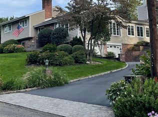 14 Bardwell Ln, Halesite, NY 11743