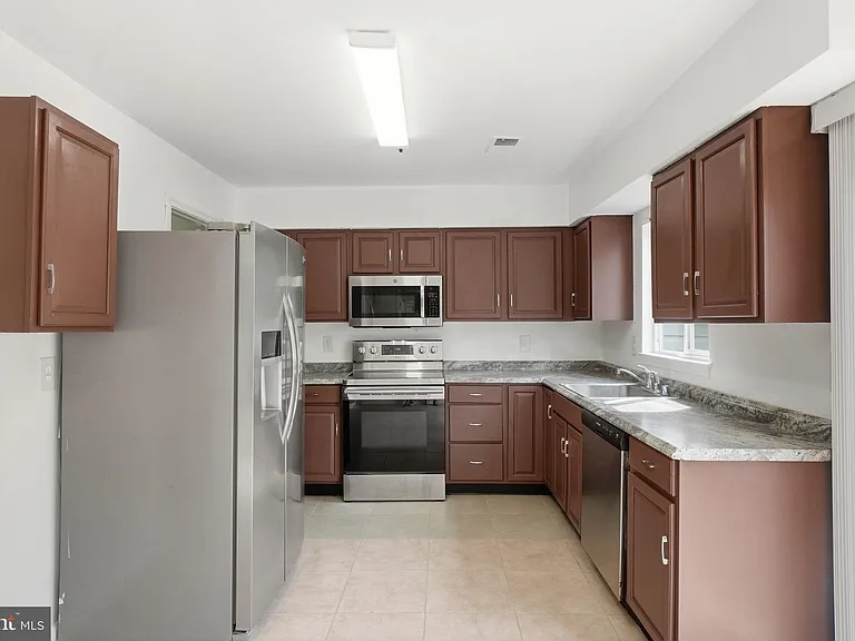 14247 Oxford Dr — Photo 9
