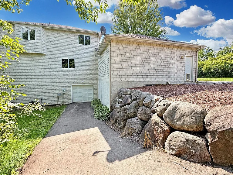3200 Lakeside Dr — Photo 21