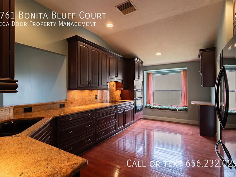 1761 Bonita Bluff Ct — Photo 8