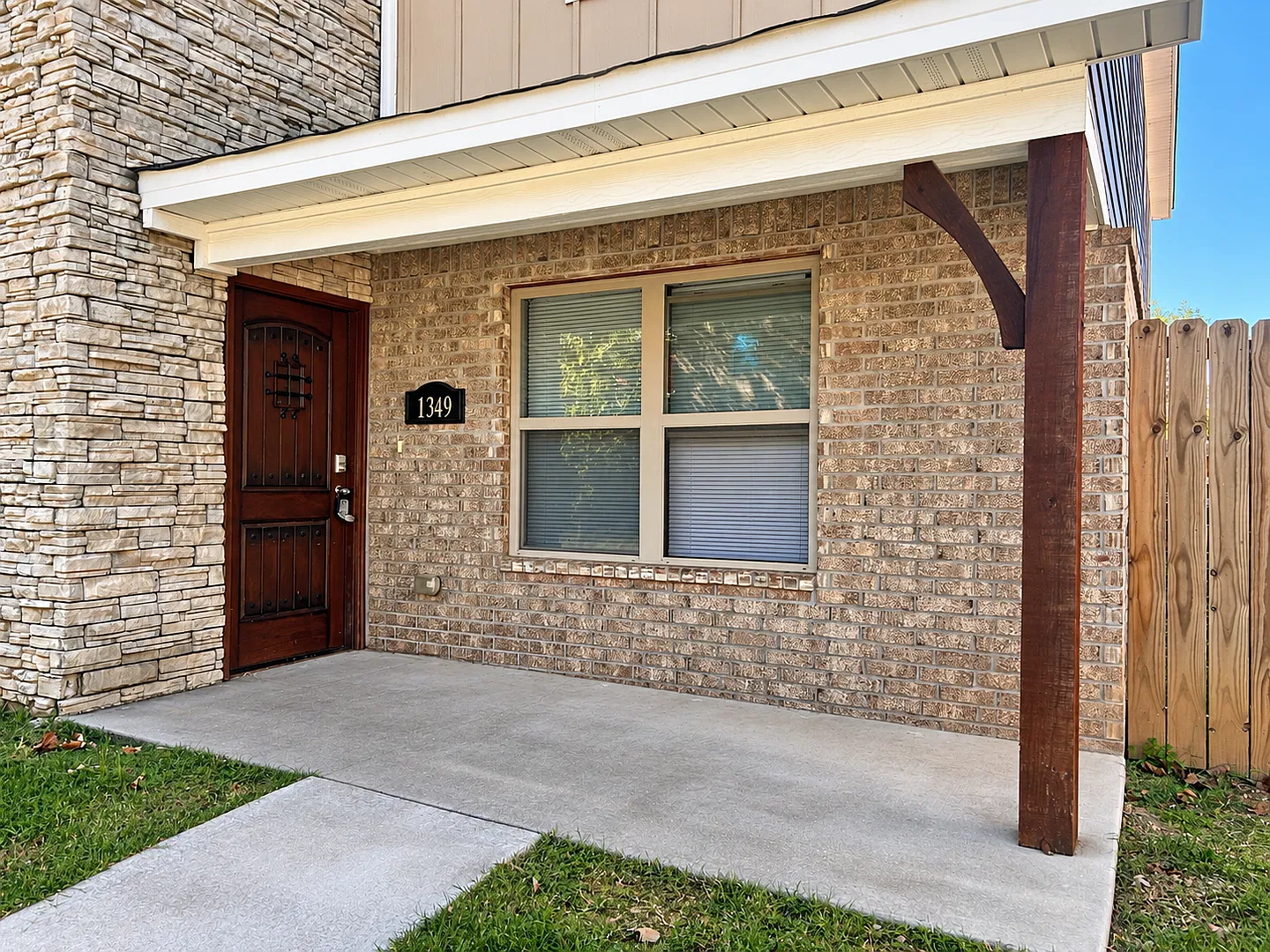 4 Bedroom 4.5 Bathroom Duplex With Private Parking And 2 Car Garage - Now Leasing — Photo 3