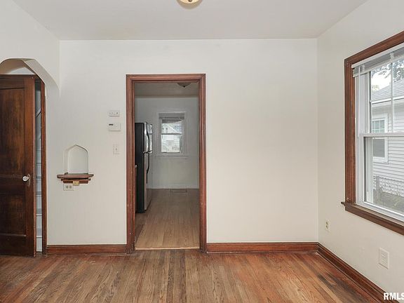 5th image of 2709 Tremont Ave