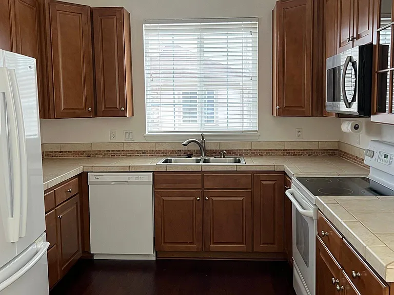 23140 York Ave — Photo 8