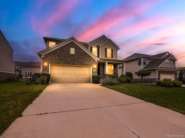 57592 Village Dr, New Hudson, MI 48165