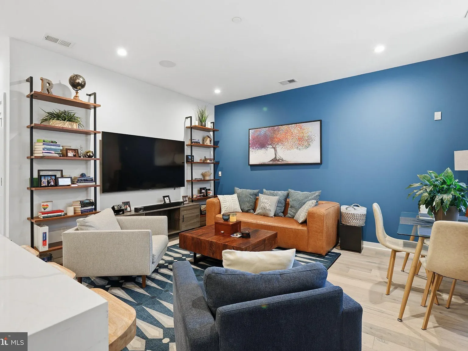 2 bed, 2.0 bath, 843 sqft, $3,150 — Photo 2