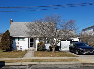 24 Miller Cir, Hicksville, NY 11801