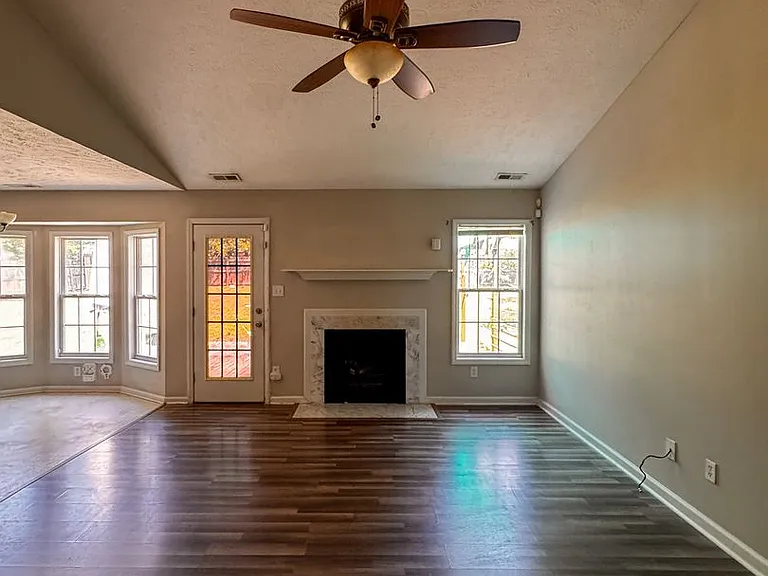 118 Jefferson Dr — Photo 2