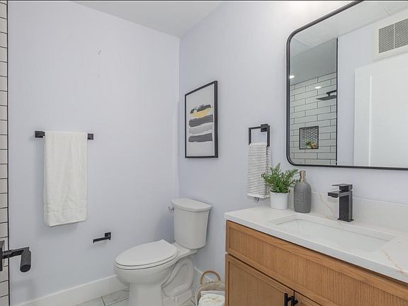4th image of 1012 17th Pl NE APT 1