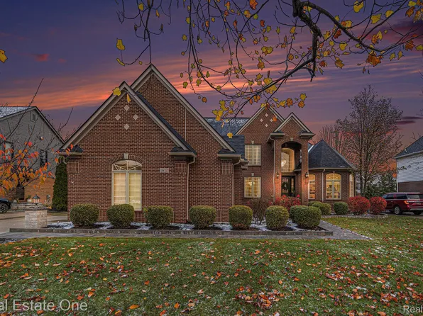 562 Springview Dr, Rochester, MI 48307